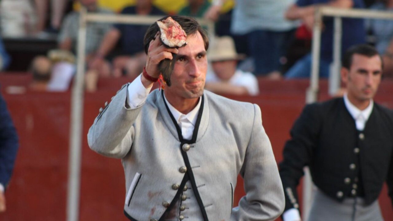 aplausos's tweet card. El novillero toledano sufrió una cornada de 10 centímetros en el tercio medio del muslo derecho mientras recibía con el capote al sexto novillo de Jiménez Pasquau en la corrida mixta celebrada el...