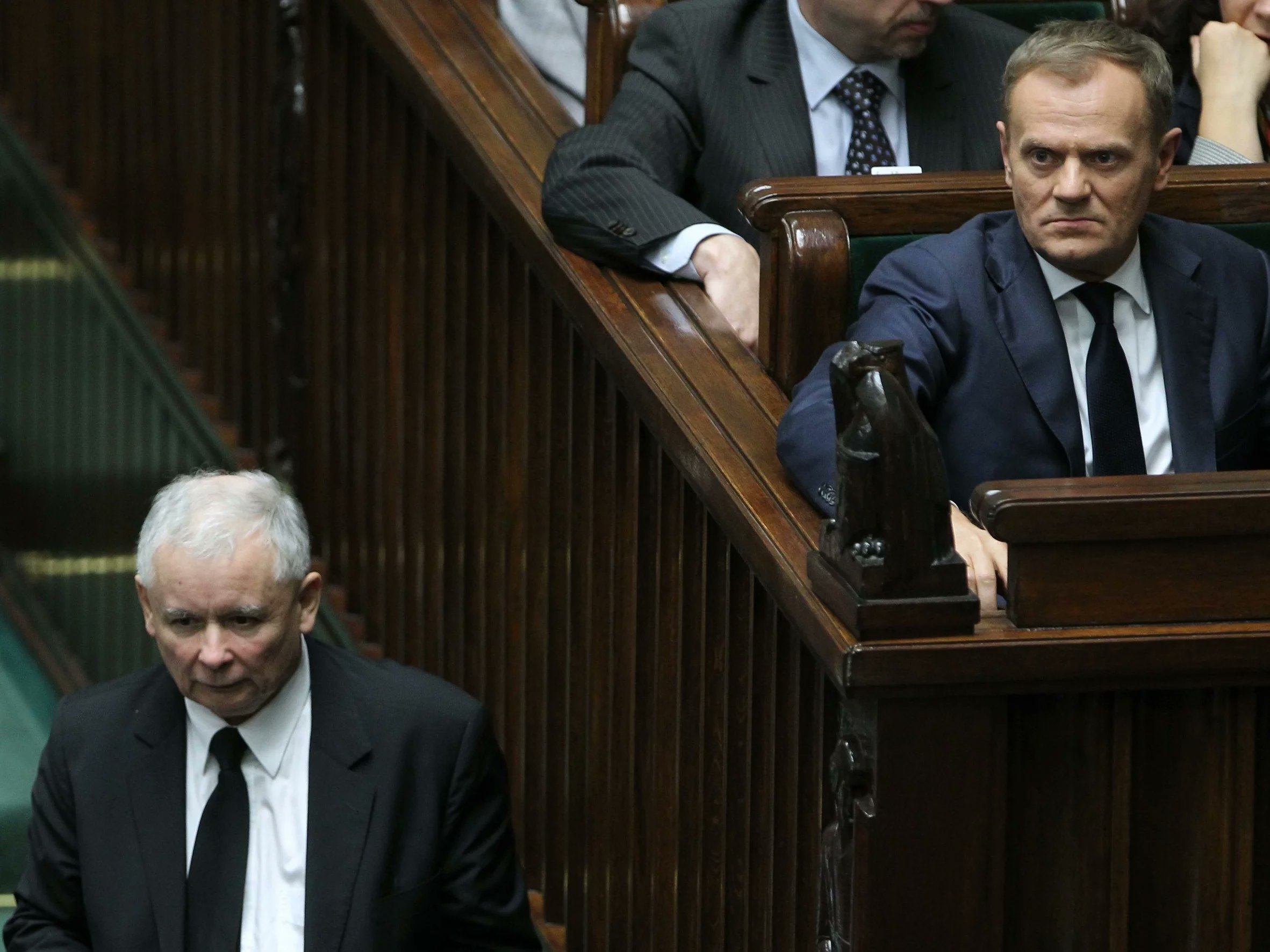 DoRzeczy_pl's tweet card. PROSTO ZYGZAKIEM || Wkrótce stuknie 20 lat rządów duopolu PO–PiS, czyli naprzemiennych rządów Platformy i PiS wraz z ich przystawkami – które to rządy trwają u nas bez przerwy od jesieni 2005 r.