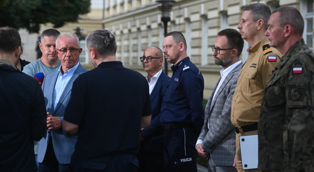 PR24_pl's tweet card. Noc będzie trudna. Może przynieść obfite opady deszczu - przekazał wiceszef MSWiA Wiesław Leśniakiewicz. - Mowa jest o około 60 powiatach, głównie południowej Polski, objętych 3. stopniem ostrzeżenia...
