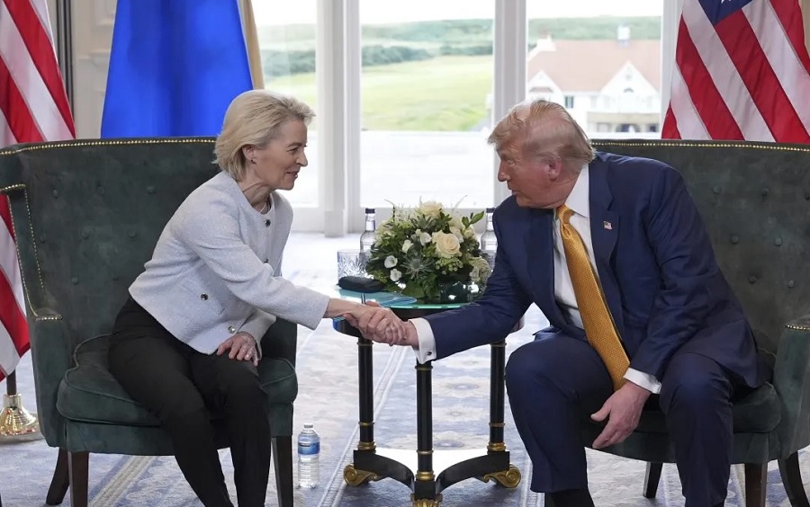 monitoreamos's tweet card. La presidenta de la Comisión Europea, Ursula von der Leyen, defendió este domingo el acuerdo arancelario alcanzado con Estados Unidos