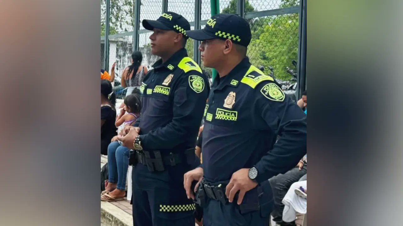BLUCaribe's tweet card. El coronel John Edward Correal, comandante del departamento de Policía Bolívar, los recuerda como “dos jóvenes valientes que representaban lo mejor de esta institución”.