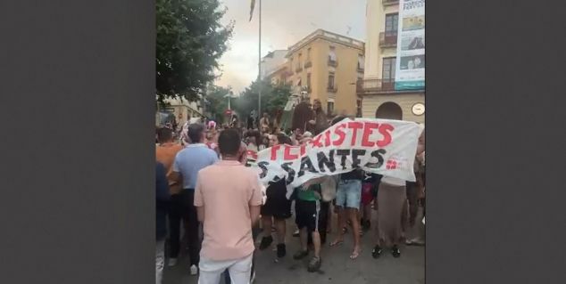 Capgros's tweet card. Heidi Pérez, atesa a l'Hospital per ferides en un dit en un forcejament amb un grup de joves que ha irromput a La Passada, en protesta per l'actuació policial d'aquest matí al Parc