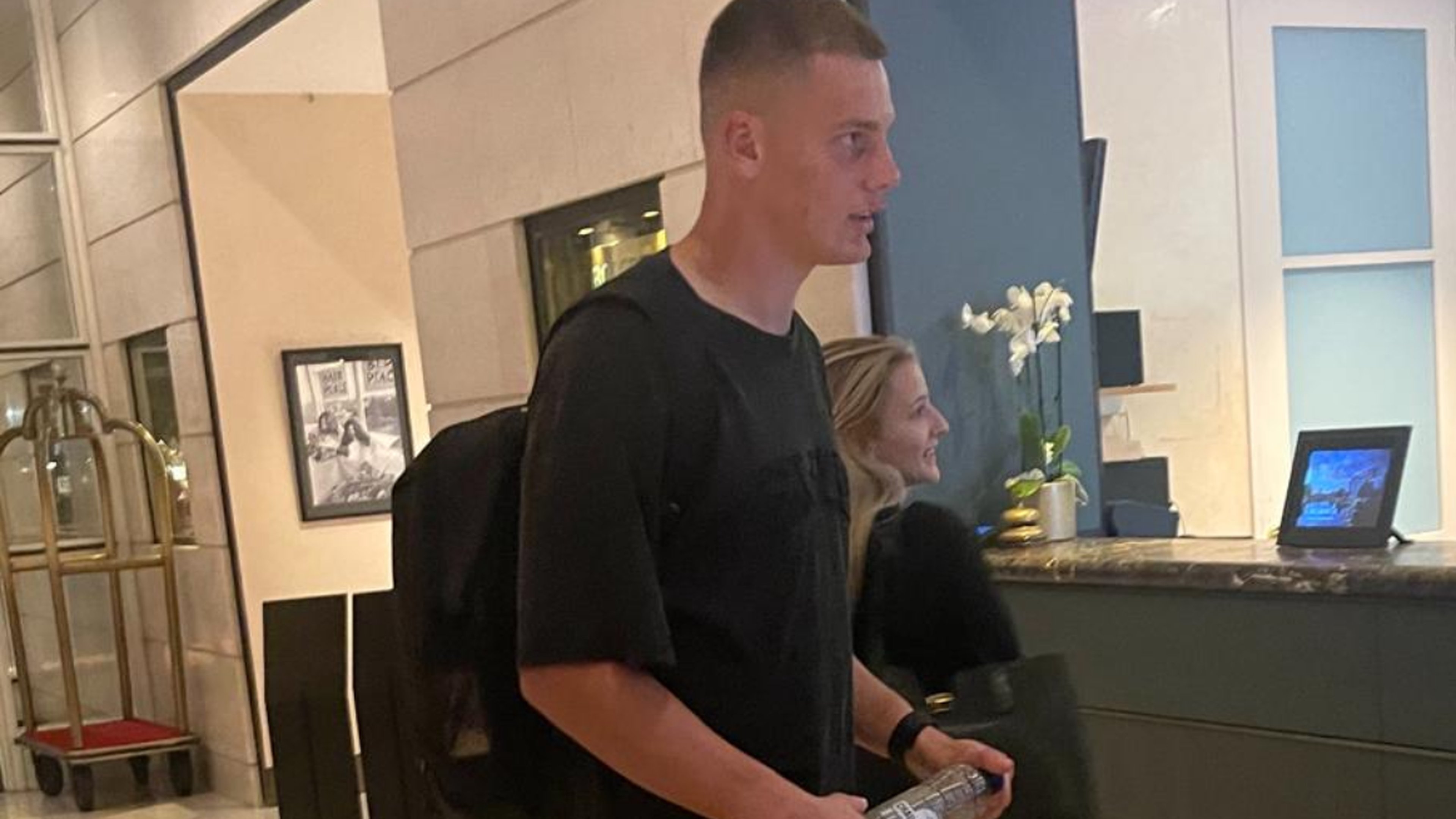MikeVerweij's tweet card. Joeri Heerkens (19) zat zondagavond in het vliegtuig van Praag naar Schiphol en hoefde zijn ogen zodoende niet te pijnigen aan Ajax-Como (0-3). De keeper van Sparta Praag arriveerde in Amsterdam,...