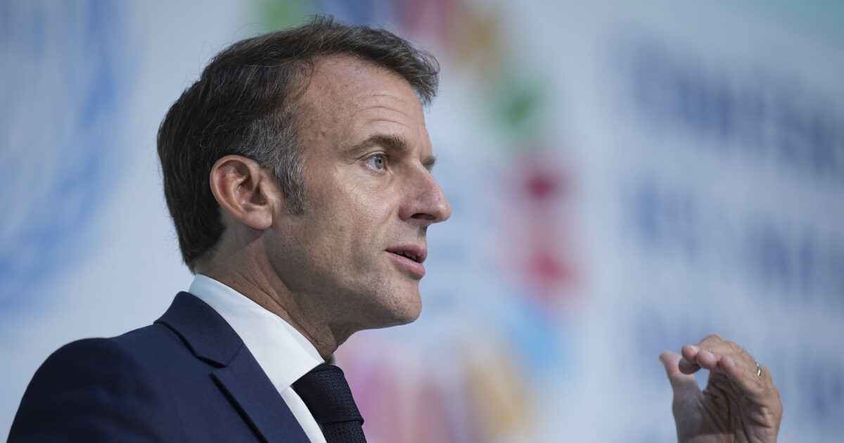 TeamPlanete's tweet card. Alors que l’Union européenne prévoit une réduction de 90 % des émissions de CO2 d’ici à 2040 avec comme horizon la neutralité carbone, Emmanuel Macron souhaite revenir sur cet objectif, pointant la...