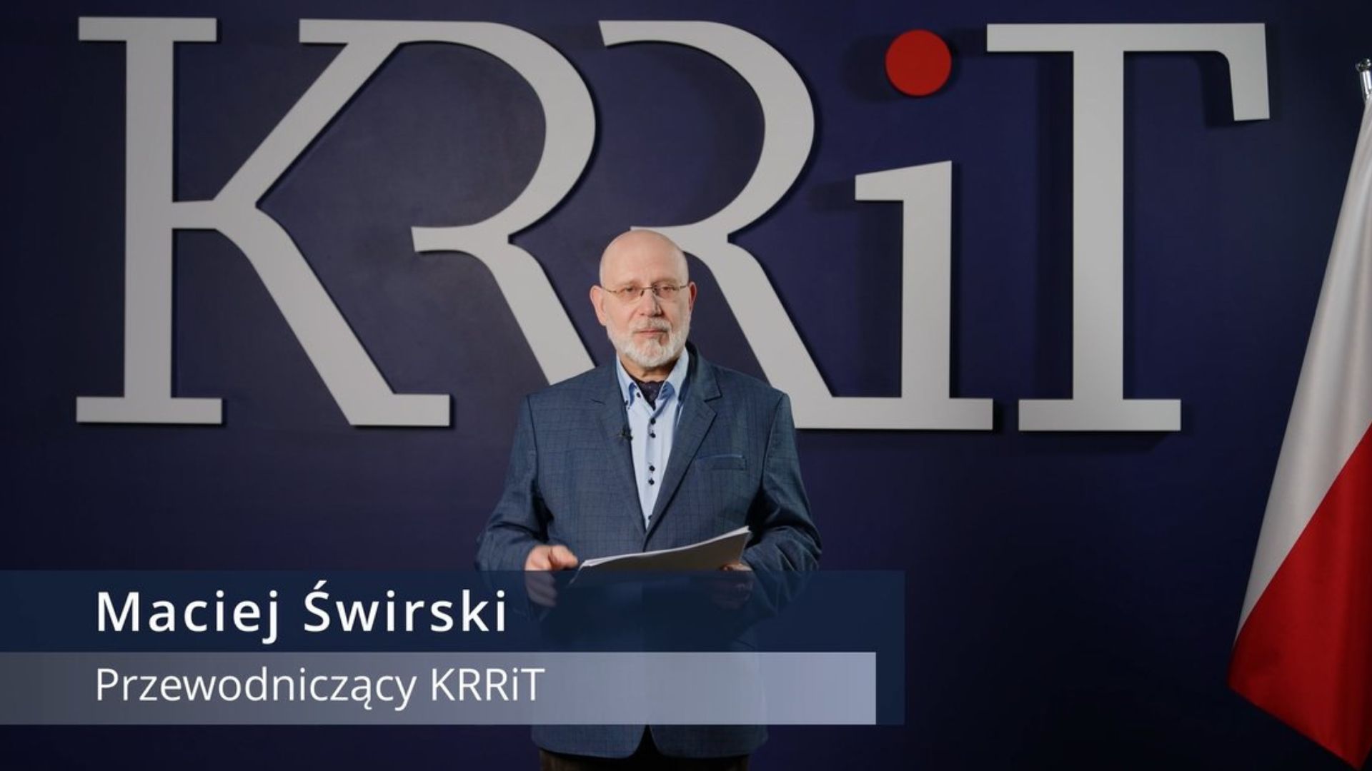 ZaPLMundurem's tweet card. Jak ustaliła Republika, policja weszła do siedziby Krajowej Rady Radiofonii i Telewizji. Policja szuka przewodniczącego KRRiTV Macieja Świrskiego.