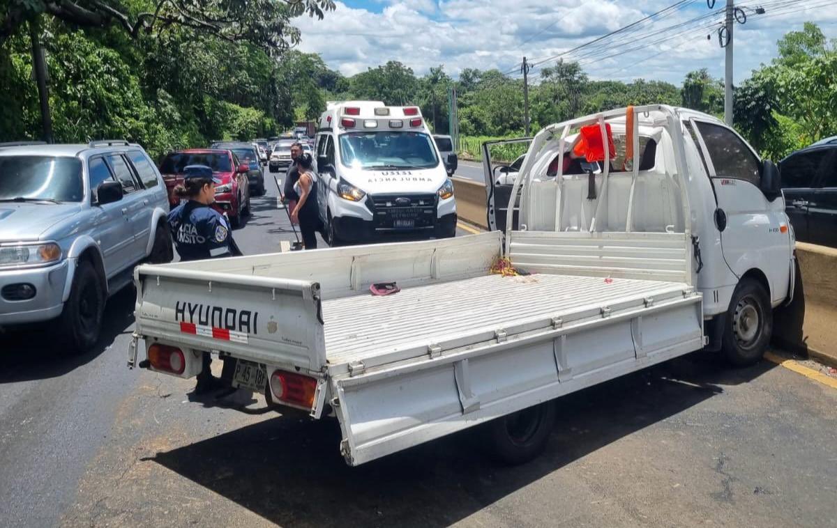 ElMundoSV's tweet card. Una de las llantas delanteras del camión explotó, por lo que, el conductor perdió el control del automotor.