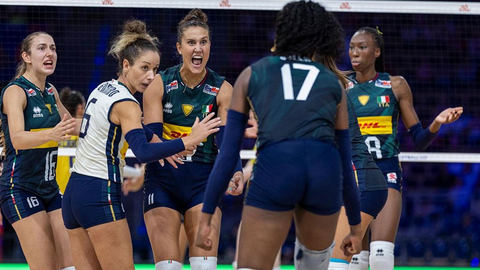 RaiNews's tweet card. Le ragazze del ct Velasco battono le avversarie verdeoro con il punteggio di 25-22, 18-25, 25-22, 25-22 e conquistano il loro 29° successo in altrettante gare ufficiali