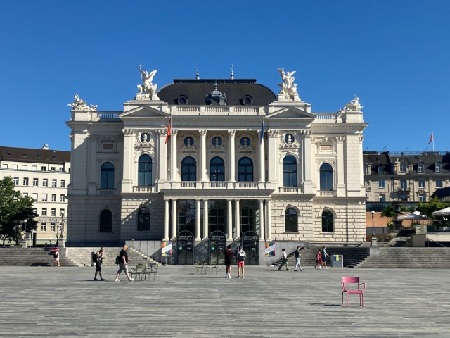 Adrian_Specs's tweet card. Our recent Swiss holiday closed with a lightning visit to Opernhaus Zürich, to catch two performances in one day: a matinée of Monteverdi’s ‘L’Orfeo’, followed by a staged version of Mendelssohn’s …