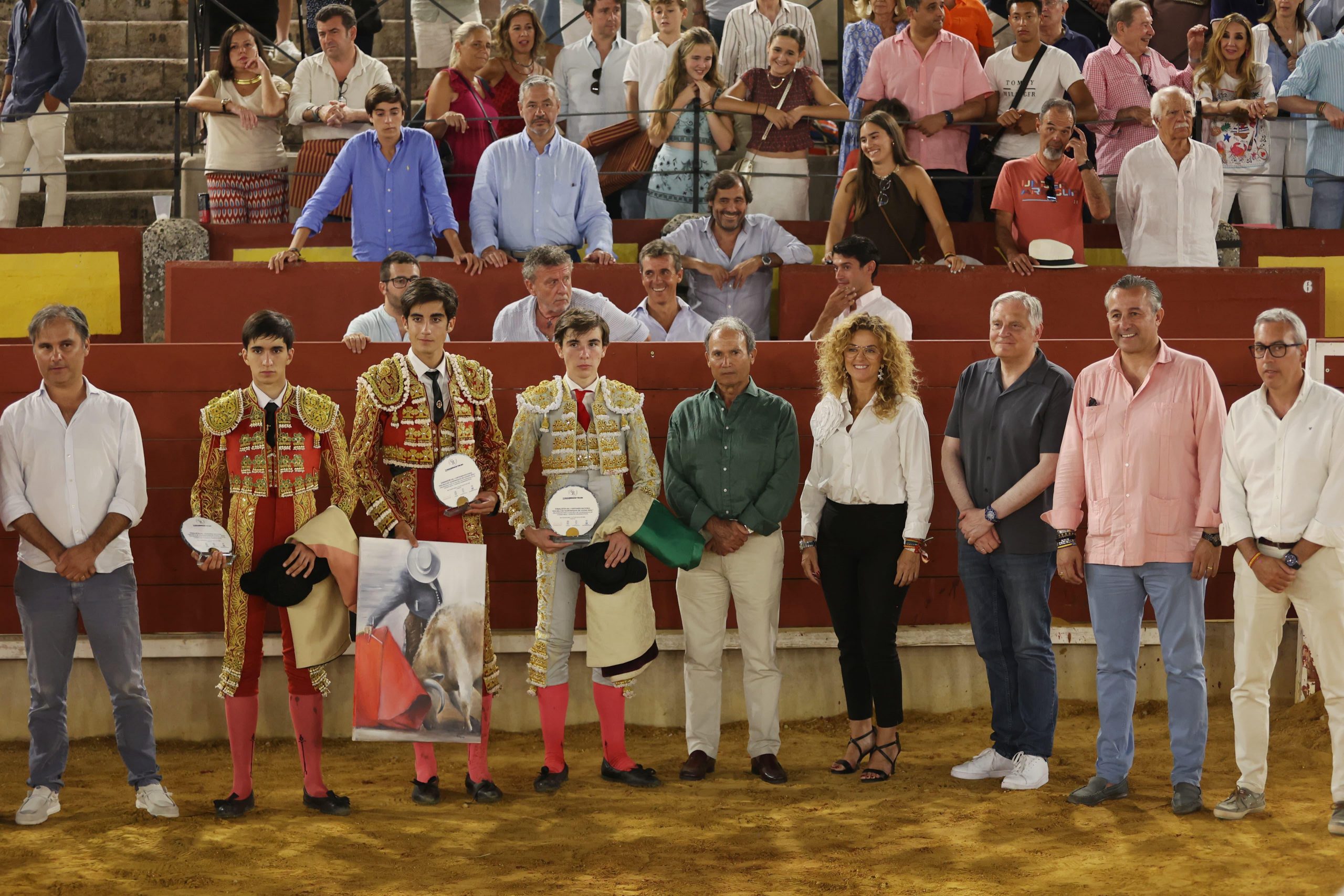TOROLIVEE's tweet card. Abrió la puerta grande tras pasear un trofeo de cada uno de los novillos de su lote de Víctor y Marín. Un trofeo paseó Raúl Caamaño