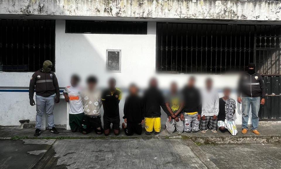 larepublica_ec's tweet card. La Policía y las Fuerzas Armadas de Ecuador detuvieron a nueve presuntos integrantes de Los Choneros, una de las bandas más grandes del país, con un fusil y dos