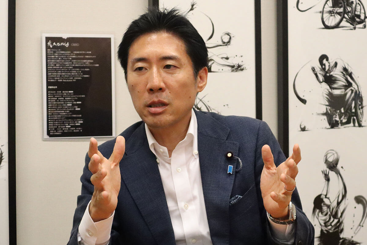 hidepon5516's tweet card. 　国会議員と弁護士は、法律に携わるという共通点がある。2021年に初当選した塩崎彰久衆院議員（元厚生労働政務官）は、大手総合法律事務所のパートナーを務めた弁護士だ。政治家として、デジタルから人工知能