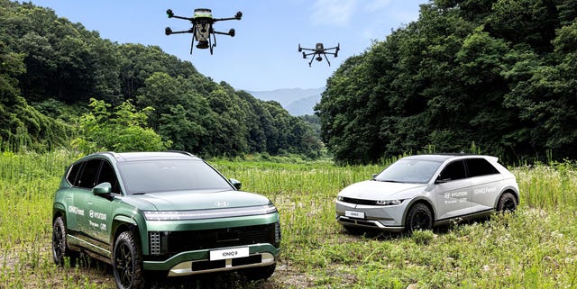 car_and_driver's tweet card. El último proyecto de Hyundai convierte al Ioniq 9 en una estación de control con drones que ayudan a vigilar zonas afectadas por incendios.