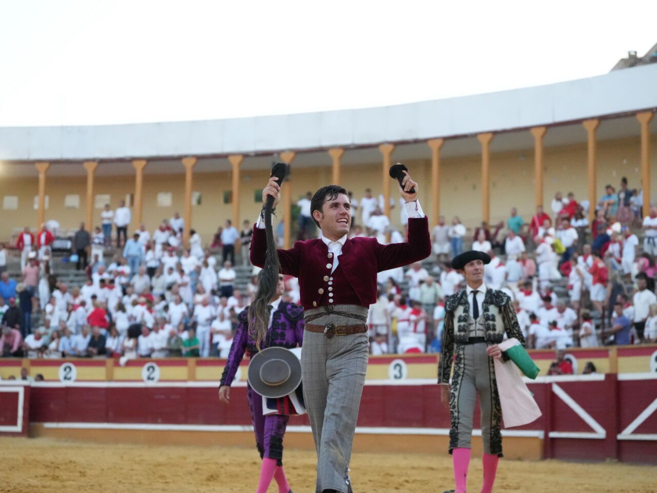 TOROLIVEE's tweet card. La plaza de toros de Tudela vivió una gran tarde de rejoneo, en la que los tres protagonistas del cartel ofrecieron su mejor versión y mostraron su entrega ante una buena corrida de Rosa Rodrigues