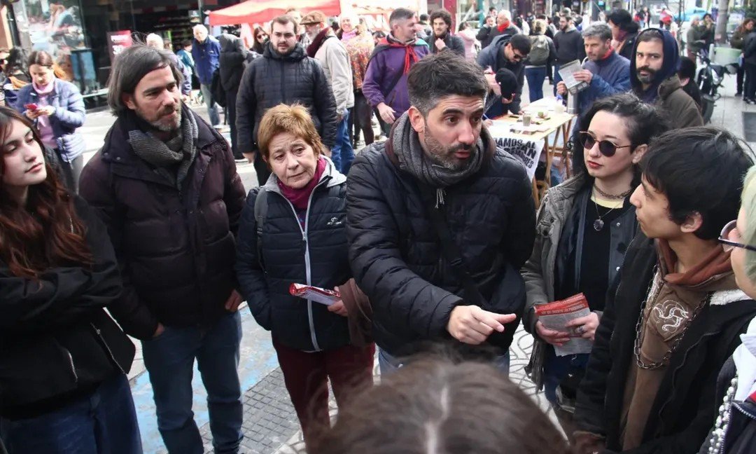 DataConurbano's tweet card. ¿Lanús, laboratorio de Milei? Pablo Giachello apunta contra Julián Álvarez por salarios municipales - Política