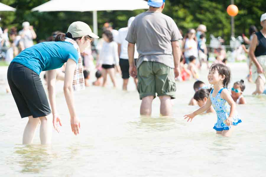 Hint_Pot's tweet card. 子どもたちにとっては天国のような夏休み。しかし、その裏では有り余るエネルギーに応え、楽しい思い出を作ろうと奮闘する保護者たちの姿があります。そんな夏休み中の母親のリアルな姿を捉えた一枚の写真が、X（ツイッター）で大きな注目を集めています。11万件を超える“いいね”を集めた投稿について、投稿者のすずこ（@suzukopopopopo）さんに、詳しいお話を伺いました。