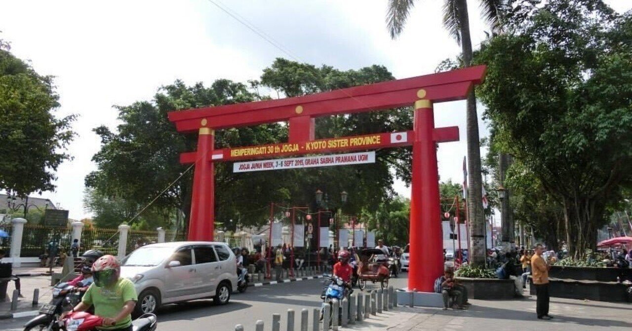 gwangpee's tweet card. 　数年前にインドネシアの友人リタ（仮名）が大阪の日本語学校に留学するので「関空へ車で迎えに来てほしい」とお願いされた。荷物も重いだろうし予定もない、特に断る理由はないのでオッケーを出した。ところが空港に行く前日にリタから「自分のほかに２人いる」との連絡が入った。留学エージェントがおなじで３人ともまとめて飛行機に乗せるということなのだろうが、ほかのふたりがリタに「車の迎えがあるならいっしょに日...