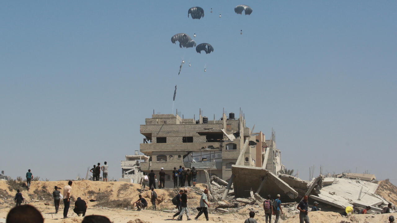 AkliAit's tweet card. Depuis le 25 juillet 2025, Israël autorise les largages d’aide humanitaire étrangers au-dessus de la bande de Gaza. Mais sur le terrain, c’est une course périlleuse qui rythme le quotidien des...