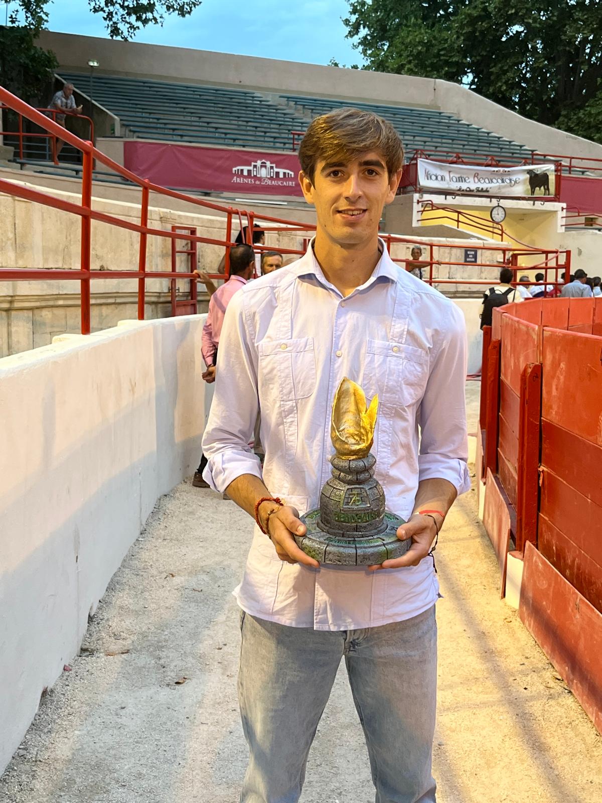 TOROLIVEE's tweet card. Al finalizar el acto el Pepe Luis Cirugeda ha recogido el Trofeo Oreja de Oro al Mejor Novillero de la Feria de Beaucaire arropado por su cuadrilla también galardonada