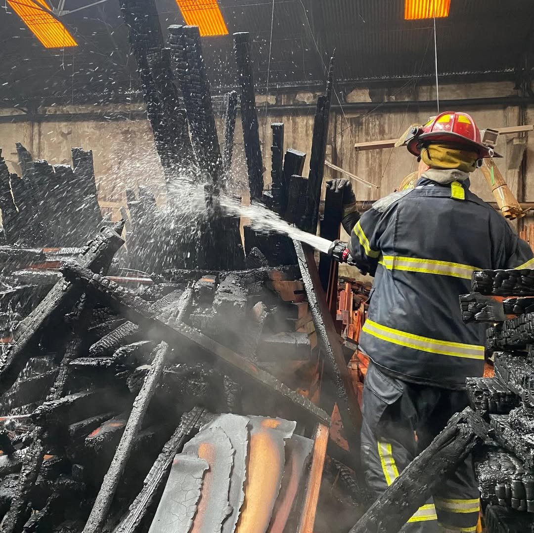 DataConurbano's tweet card. Incendio en maderera de Lanús: fuego generalizado y operativo conjunto sin heridos - Sociedad