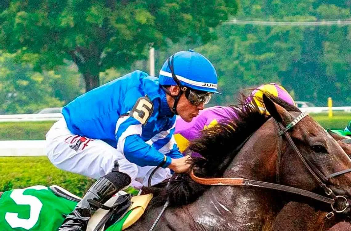 laprensalara's tweet card. Junior Alvarado y Sovereignty lograron una cómoda victoria en el Sir Jim Dandy Stakes, consolidándose como favoritos para la Travers Stakes. Este triunfo convierte a Alvarado en el segundo jinete...