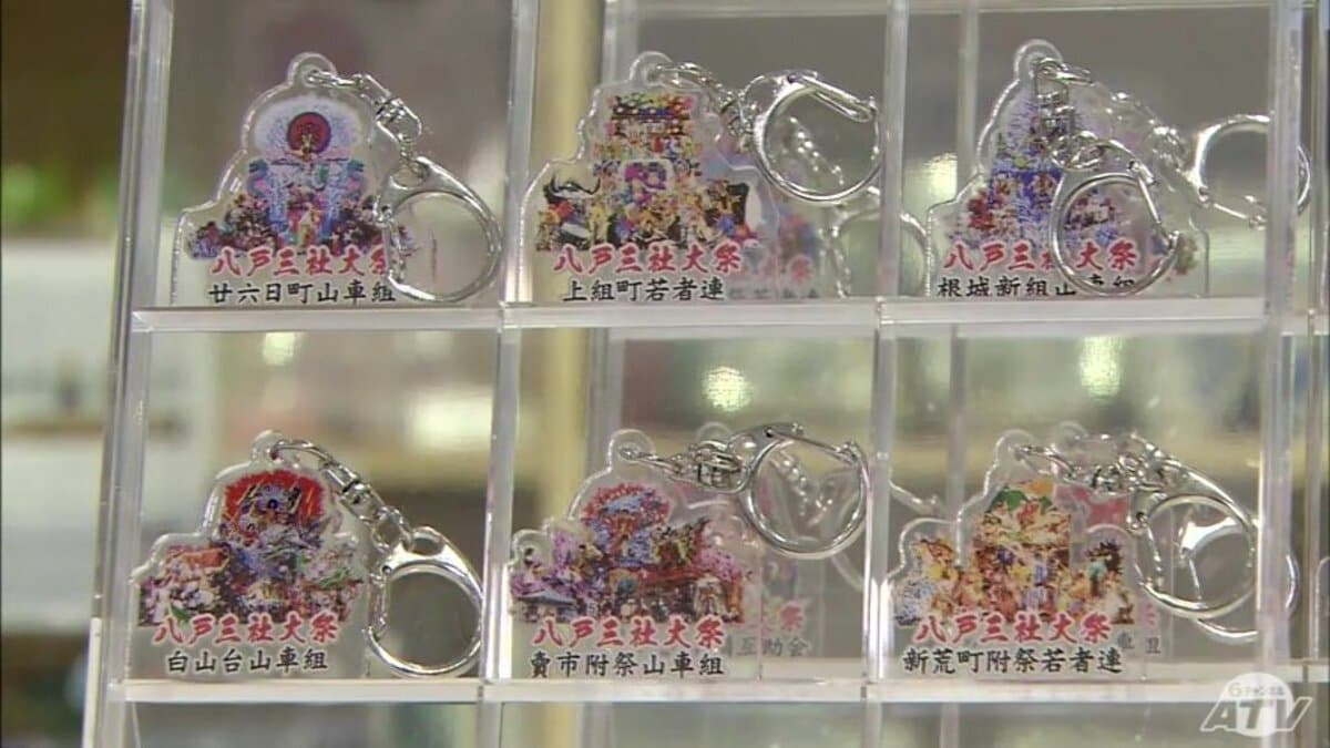 GachaOnoo's tweet card. 7月31日から始まる八戸三社大祭を前に、山車のアクリルキーホルダーを商品にしたカプセルトイが発売されました。八戸市の観光交流施設「はっち」で24日に発売されたカプセルトイは八戸三社大祭の山車組、全27組と…