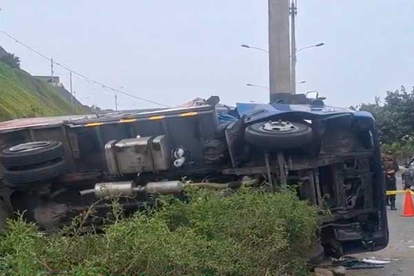 ExpresoPeru's tweet card. El vuelco de un camión en la Costa Verde provocó un trágico desenlace y complicaciones en el tránsito hacia Miraflores.