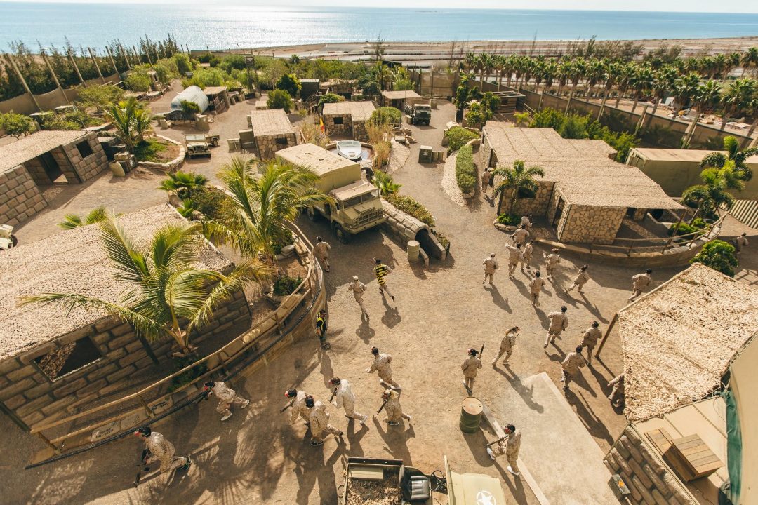 Squared_Potato's tweet card. Em Espanha, na região de Tarajalillo, na Gran Canária, há um espaço que recria o cenário de jogos como Call of Duty, Battlefield e outros shooters de guerra, tudo num parque temático. O melhor; podes...