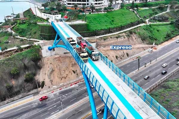 ExpresoPeru's tweet card. La Municipalidad de Miraflores anunció que el puente turístico pasó una evaluación clave, reforzando su seguridad y acercándose a su próxima apertura oficial.