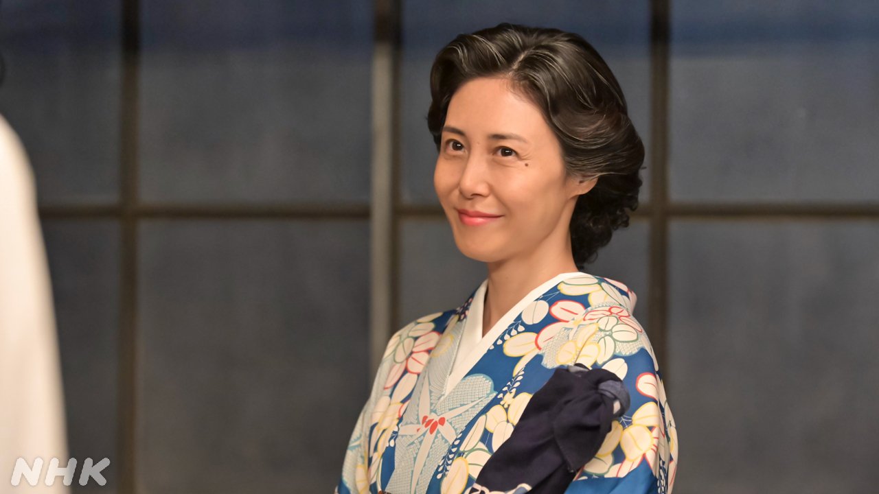 steranet_nhksc's tweet card. 嵩（北村匠海）から手紙で状況を聞いていた登美子（松嶋菜々子）が、突然のぶ（今田美桜）の部屋を訪れる。困惑する2人をよそに、買ってきた酒で乾杯をする登美子。思いきり漫画を描きたいという嵩を応援したいと話すのぶに、登美子は漫画は大の大人がやるものではないと言い放つ。