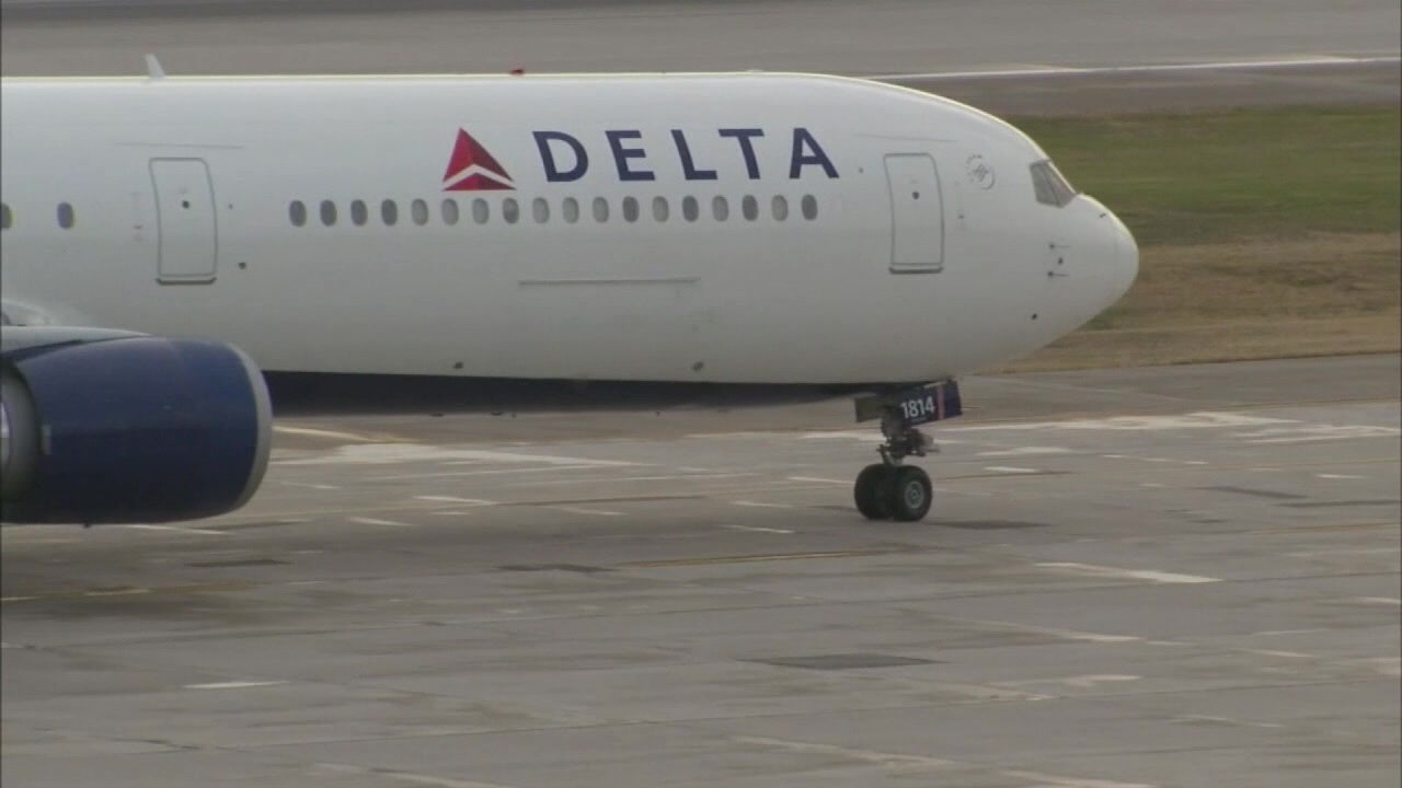 fox5ny's tweet card. A Delta co-pilot arrested and dragged off a flight from Minneapolis to San Francisco was reportedly wanted on child porn charges, according to a Fox News report.