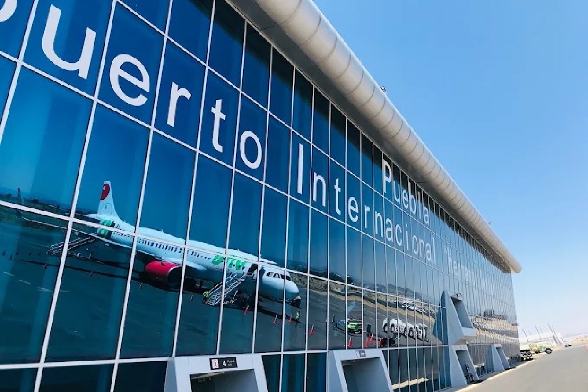 farodigitalpue's tweet card. El gobierno del Estado, junto a la Guardia Nacional, buscarán recuperar terrenos invadidos en las inmediaciones del Aeropuerto Internacional Hermanos Serdán. Con ello, se podría ampliar la capacida…