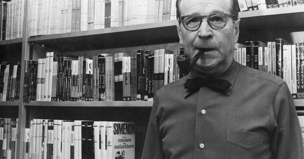 manpalomares's tweet card. Las novedades editoriales palidecen ante cualquier novela de Georges Simenon