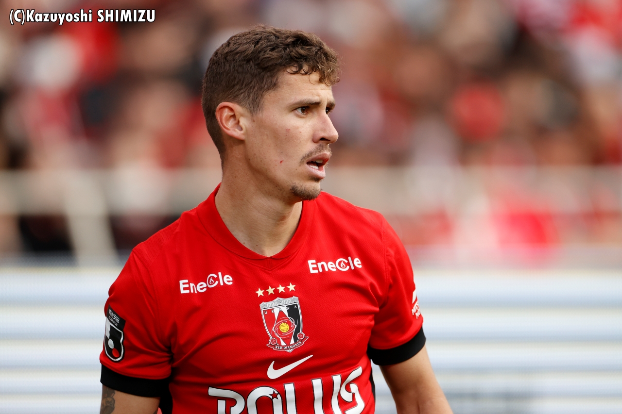 kaba_urawa's tweet card. プレミアムコーナー「西部謙司、レッズ戦術解説」。数多くのサッカー戦術本を出版している、戦術解説家・西部謙司氏が、毎月ピックアップした浦和レッズのゲームをレビューします。第23節　浦和０－０福岡第23節の福岡戦は０－０のドロー。これでようやく消化試合数が全クラブ揃いました。そして浦和の順位は８位、首位の神戸とは８ポイント