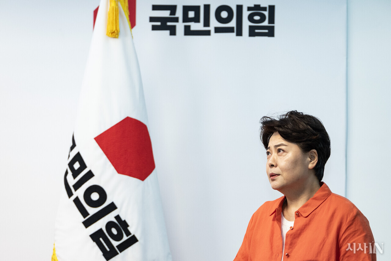 sisain_editor's tweet card. 19%. 7월10일 한국갤럽이 발표한 정례조사 결과에서 국민의힘이 받아든 지지율이다. 2020년 10월 3주 차에 국민의힘으로 당명을 바꾼 뒤 기록한 역대 최저 지지율 17%에 근접했다. 19%라는 지지율은 직전 대선에서 국민의힘 김문수 당시 후보가 기록한 득표율인 41%의 절반에도