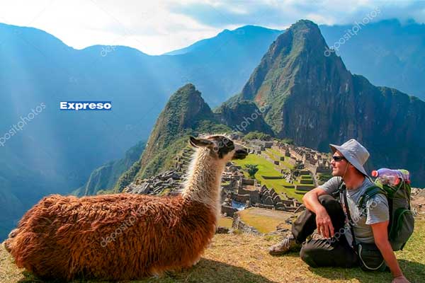 ExpresoPeru's tweet card. El Ministerio de Cultura implementa medidas para agilizar la venta de boletos a Machu Picchu y enfrentar la elevada demanda turística en la actual temporada.