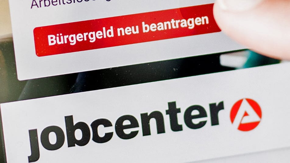FlamingoFrau's tweet card. Die Zahl der Fälle von „bandenmäßigem Leistungsmissbrauch“ beim Bürgergeld ist deutlich gestiegen: 2024 wurden 421 Fälle gemeldet – fast doppelt so viele wie im Vorjahr. Die Bundesregierung warnt vor...
