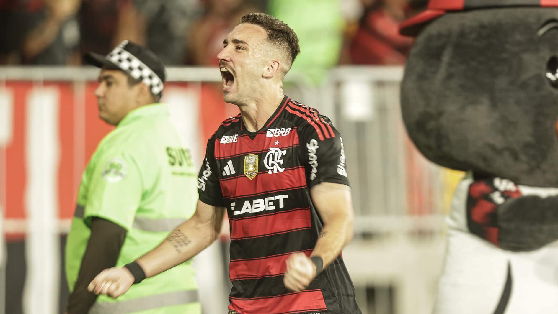 trivela's tweet card. O Atlético-MG seguiu toda a cartilha do que se fazer contra o Flamengo no Maracanã: marcação encaixada (e individualizada), meio-campo povoado, linhas