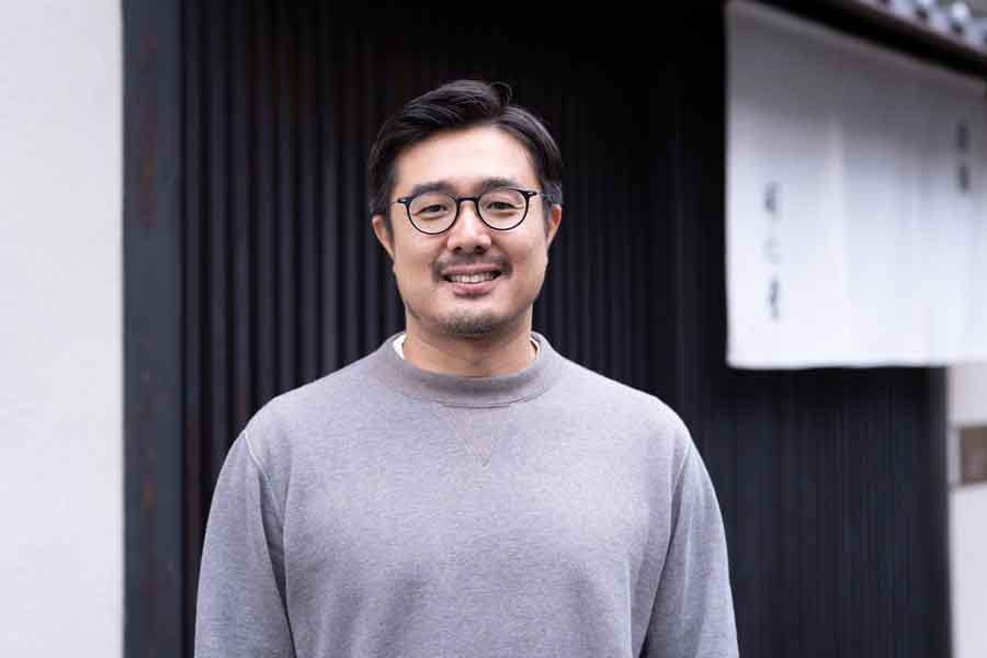 Hint_Pot's tweet card. 創業は明治8年（1875年）。京都で茶筒づくりを続ける開化堂は、初代から一貫した手づくりを守り、受け継いできた老舗です。銅・錻力（ブリキ）・真鍮で作られた光り輝く茶筒は徐々に、使う人の手の温もりで渋みと深みが加わった色味へと変化。世に二つとない茶筒として、長く家庭で愛用されています。そんな老舗の6代目・八木隆裕さんは、頑固な職人像とは正反対の人物。軽妙な口調でものづくりへの想いを語ってくださ...