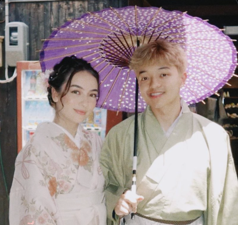 jimmleoo's tweet card. Twitch clips from Jasontheween and Sakura's Stream for their third day in Japan