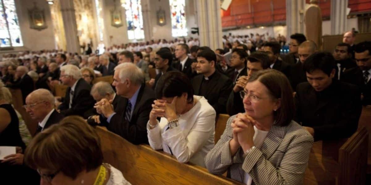 Revista_VN's tweet card. Guardar en el corazón. Artículos y noticias de columnistas, firmas destacada y analistas de la actualidad religiosa