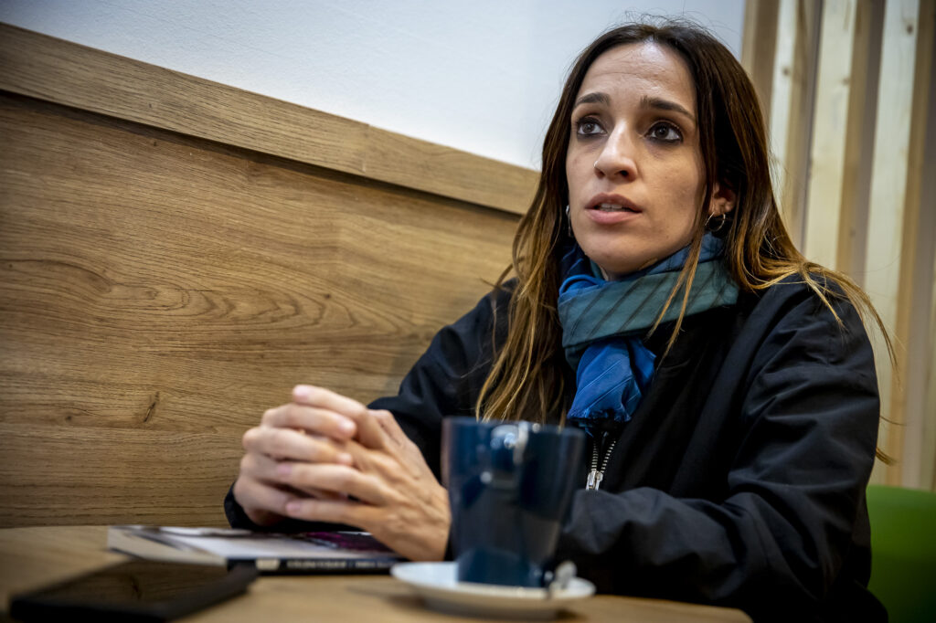 Ed_Portic's tweet card. Entrevista a la cantant i poetessa Ivette Nadal, que ha escrit 'Justícia poètica' · El llibre parla de la seva història amb l'anorèxia.