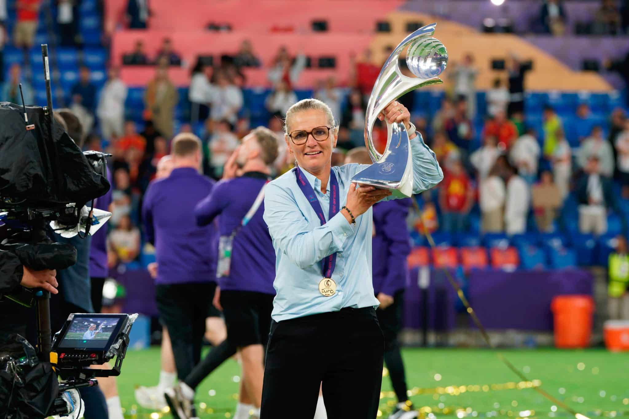 trivela's tweet card. O esporte tem o poder de transformar vidas e inspirar gerações a construir novas histórias. O bicampeonato da Inglaterra na Eurocopa Feminina neste