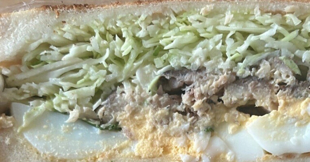 pwei's tweet card. パリ土産のオイルサーディンをいただく。嬉しい。 ひとくち味見するとレモンの酸味。地中海に思いを馳せる。行ったことないけど。 おなじくいただきもののバジルと和えて挟む。厚みと栄養バランスを考えてキャベ千とゆで卵も。 塩レモンという最高の調味料にバジルの爽やかさも加わりとても豊かな味覚。組み合わせって重要だよね。 旅先でホットサンドのことを気にかけてお土産を買ってきてくださりありがとうございます。