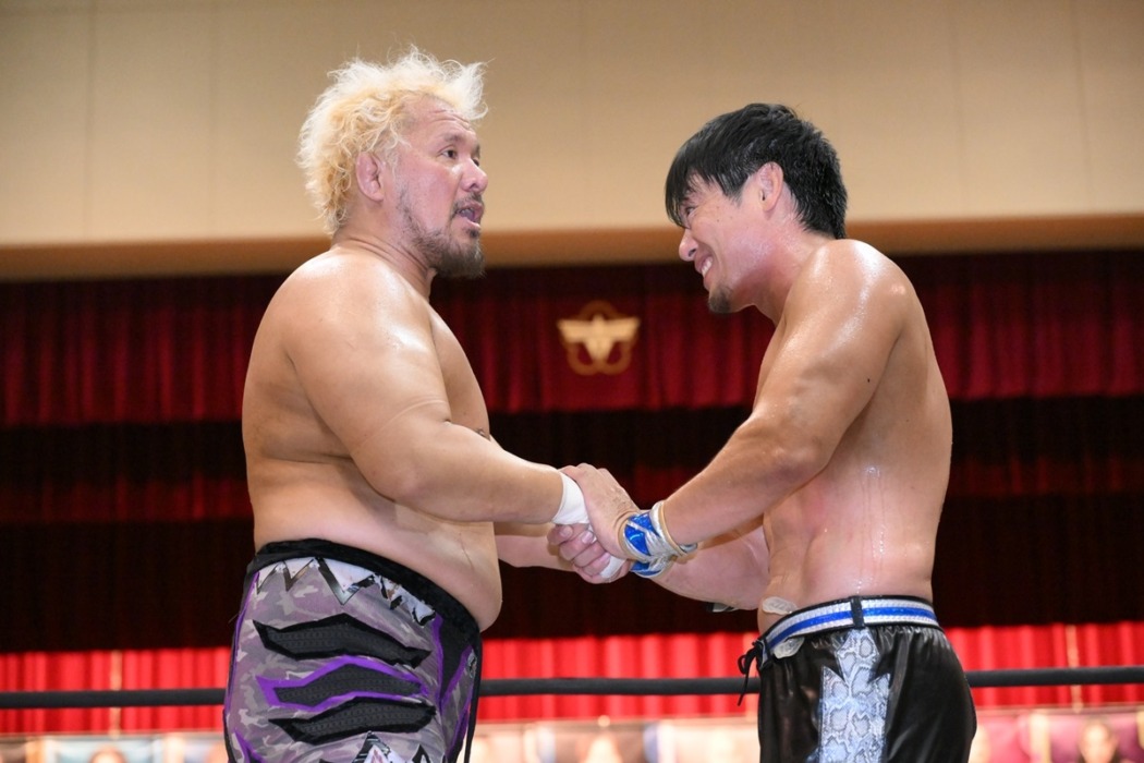 TOKYO_HEADLINE's tweet card. 　DDTプロレスが7月27日、東京・住友金属鉱山アリーナ青梅・第1スポーツホールで「HARASHIMA凱旋！～青梅で大会やるさー！なんでー？地元だからだー！～」を開催した。デビュー24周年を迎えた“ミスターDDT”HARASHIMAは帝京大学プロレス研究会時代の先輩・真壁刀義（新日本プロレス）とのチ
