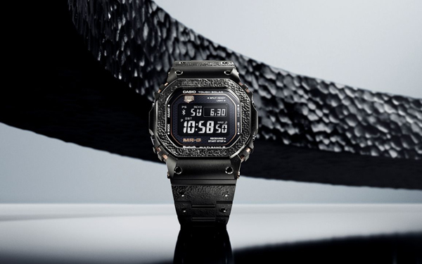 CHRONOS_JAPAN's tweet card. G-SHOCKの最上位コレクションに位置付けられる「MR-G」に、新作モデルが登場した。アイコニックな角型フォルムを備える「5000」系より、“鎚起（ついき）”をあしらった「MRG-B5000HT」である。本作は2025年8月8日（金）より、世界限定500本が販売される。