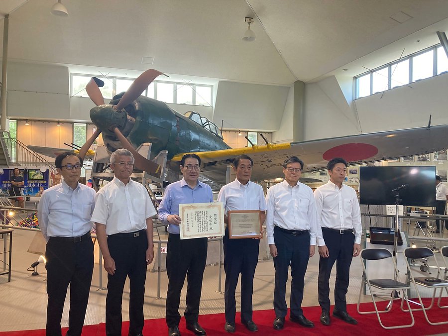 N_Shidenkai's tweet card. 7月25日、紫電改が日本航空協会の「重要航空遺産」に認定され、日本航空協会会長を務める植木義晴氏に御来県いただき、知事が認定証を拝受いたしました。 重要航空遺産は、日本の航空技術や歴史・文化の中で大きな意義を持つものを、次世代へ大切に...