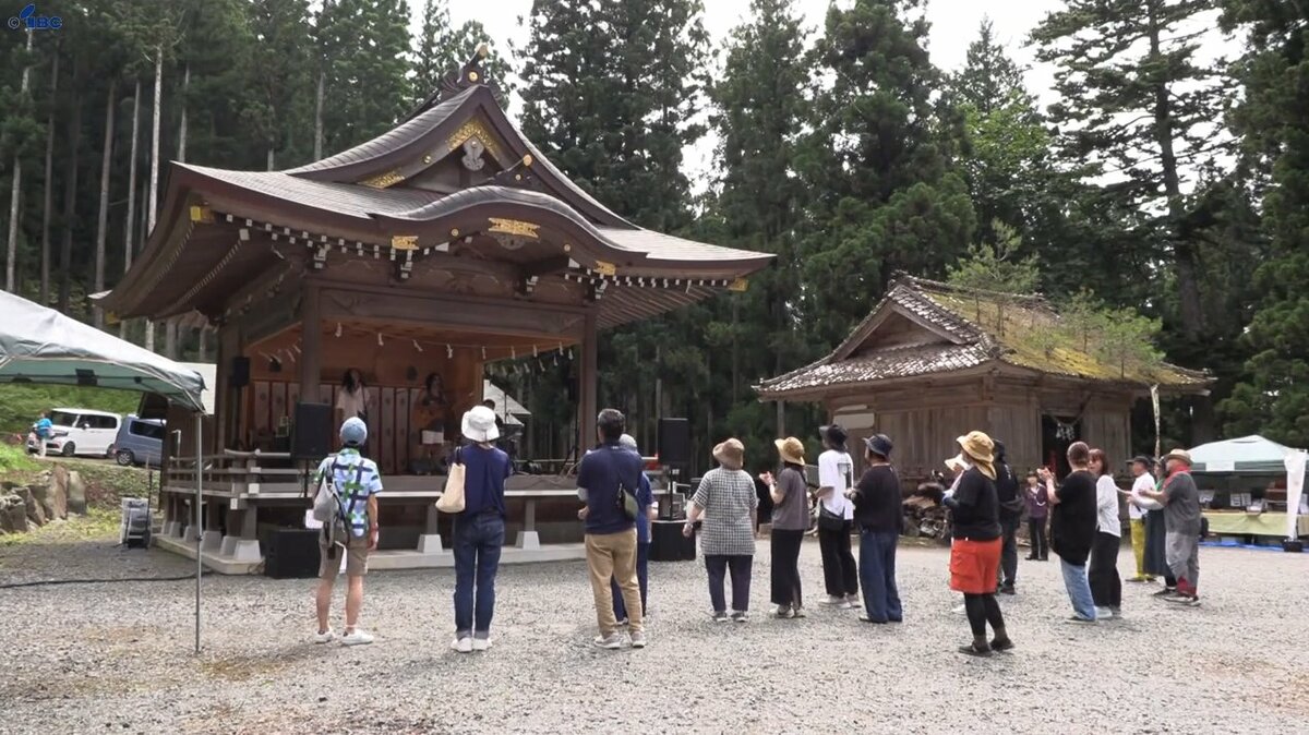 IBC_online's tweet card. 歴史と伝統ある神社の神楽殿をステージにした音楽イベントが27日、岩手県遠野市で開かれました。音楽イベントが開かれたのは遠野三山のひとつ六角石山の麓にある六神石神社です。1200年を越える歴史と伝統のある神…