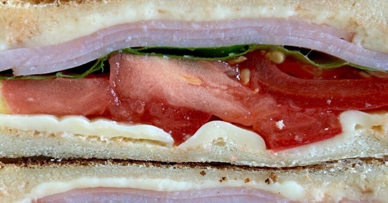 pwei's tweet card. 冷蔵庫に眠っていたトマト、チーズ、ハム、そして傷みかけの大葉を挟む。 Cheese、Ham、Ooba、TomatoでCHOT。チーズと大葉って結構合うと思っているんだけどトマト入っているからここはバジルか。 トマトとチーズの相性抜群。チーズと大葉も相性抜群。トマトと大葉はよくわからないけど多分相性いい。トータルおいしい！