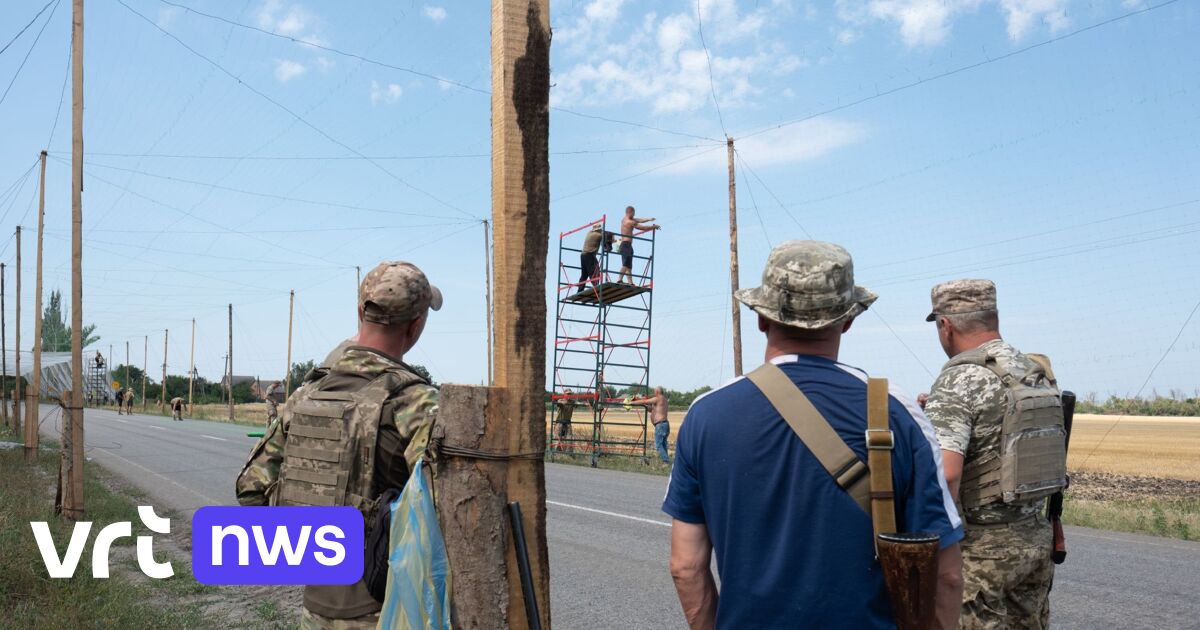 arnauddedecker's tweet card. In het oosten van Oekraïne proberen Oekraïense soldaten met zelfgemaakte netten en jachtgeweren een cruciale weg te beveiligen tegen Russische drones. De weg tussen Kramatorsk en Dobropillia is...