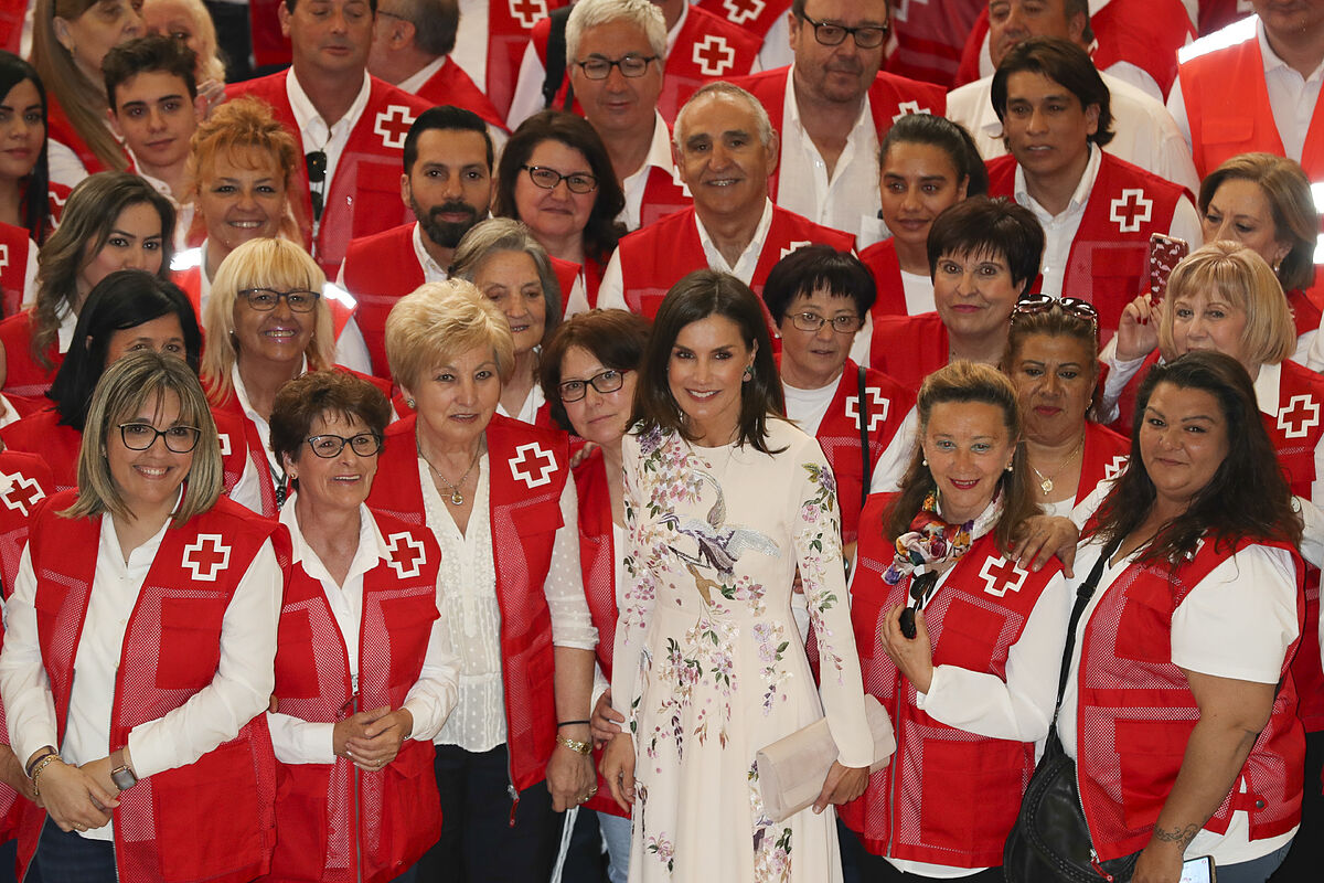PCorazonAlado's tweet card. La Reina Letizia ataviada con un chaleco de voluntaria, con guantes desechables y mascarilla, atiende las llamadas de teléfono que se cursan en uno de los centros de la Cruz Roja...